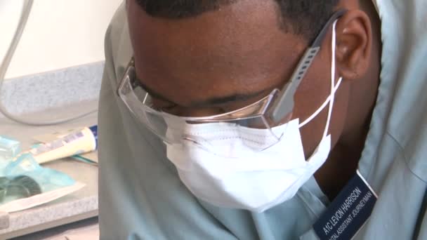 Estudiantes aprenden odontología — Vídeos de Stock
