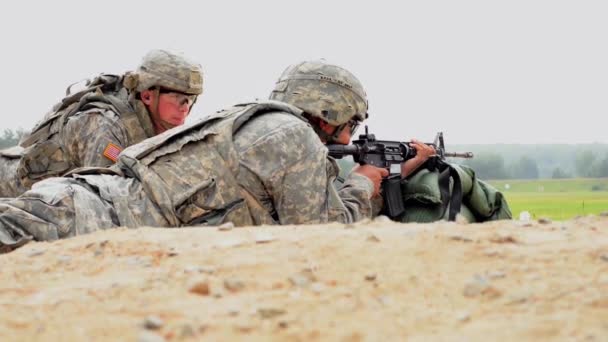 Солдаты тренируются стрелять из своего оружия. — стоковое видео