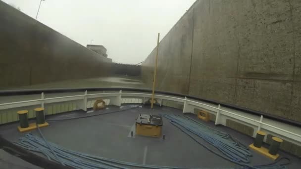 Ship going through locks — Stock Video