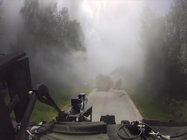 Tanques se movem ao longo de uma estrada — Vídeo de Stock