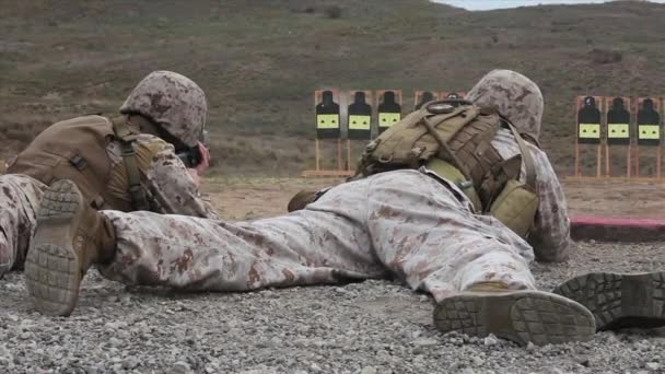Los soldados practican disparar sus armas. — Vídeos de Stock