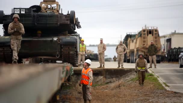 Los engranajes militares se cargan en los vagones — Vídeos de Stock