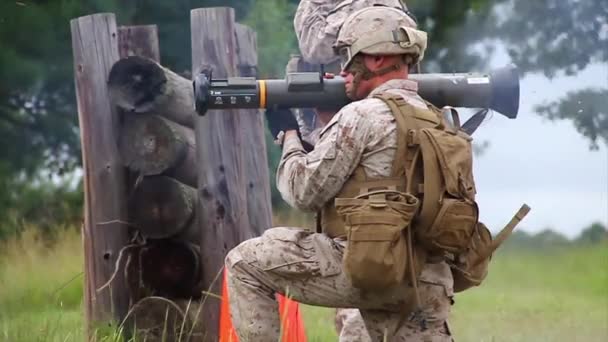Морпехи учатся стрелять из АТ-4 — стоковое видео