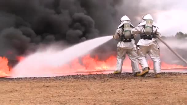 Bomberos batallan fuego — Vídeos de Stock