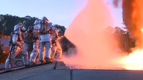 Azgın bir kimyasal yangın itfaiye savaş — Stok video