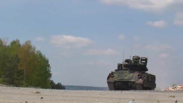 Abrams Tank bewegt sich entlang einer Straße — Stockvideo