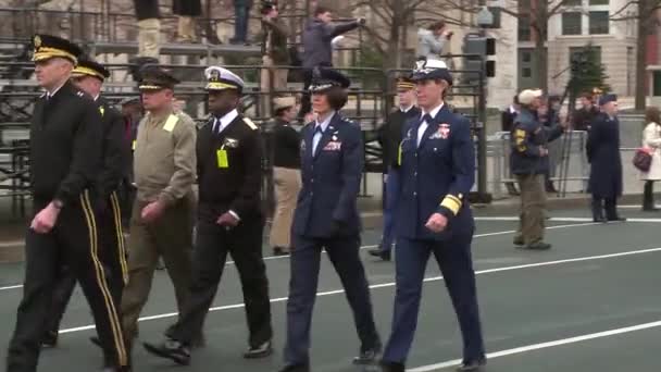 Veteranen en militairen lopen in een parade — Stockvideo