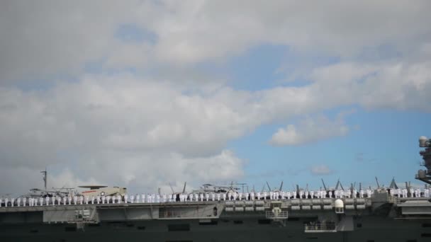 Um porta-aviões em Pearl Harbor — Vídeo de Stock