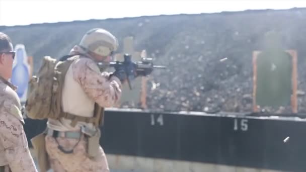 Солдат практика стрільби зброю — стокове відео