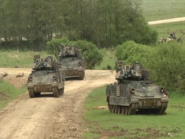 Tanques Abrams se movem ao longo de uma estrada — Vídeo de Stock