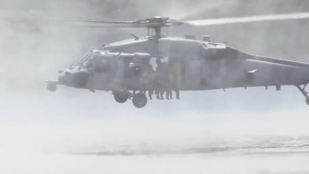 Paracaidistas saltan de un helicóptero — Vídeos de Stock