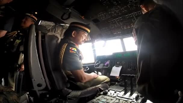 Le sultan du Brunei effectue une inspection — Video
