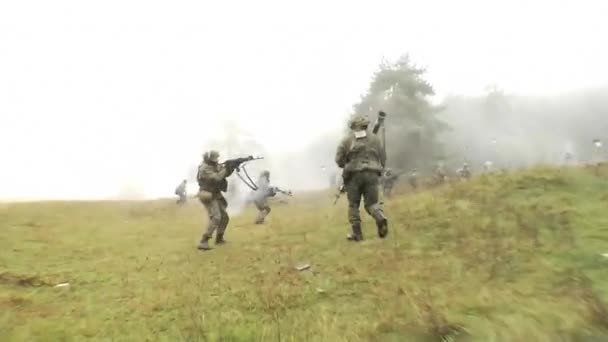 Soldaten bei einer Live-Feuerübung — Stockvideo