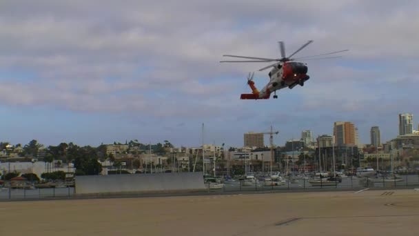 Helicóptero da Guarda Costeira — Vídeo de Stock