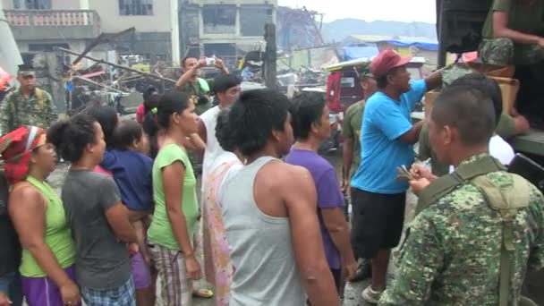 Armén erbjuder hjälp med katastrofhjälp — Stockvideo