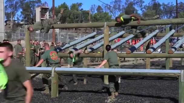 Marines tävla i olika träningspass borrar — Stockvideo