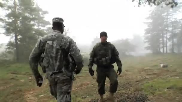 Des soldats participent à des exercices de tir réel — Video