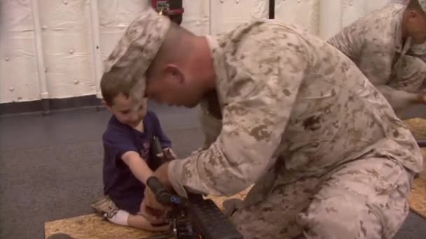 Çocuklar savaş silah ateş öğretilir — Stok video