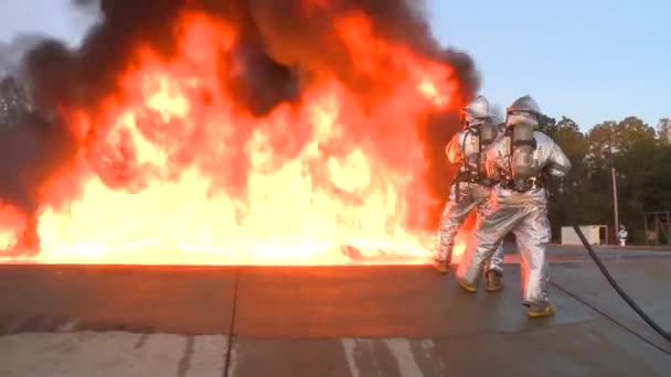 Пожарные сражаются с бушующим химическим огнем — стоковое видео