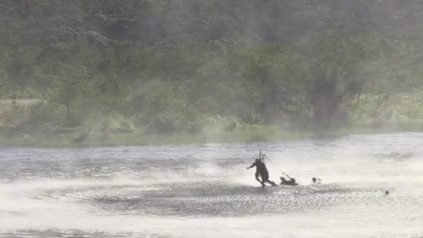 Fallschirmjäger werden aus dem Meer gehoben — Stockvideo