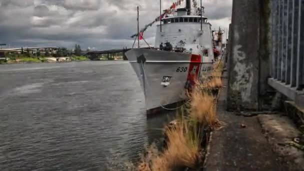 Coast Guard łodzi na rzece — Wideo stockowe