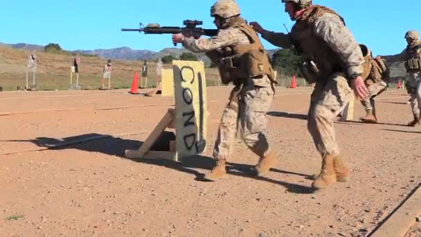 Soldater öva bränning vapen — Stockvideo