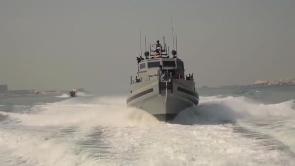 Barco de comando costeiro patrulha as águas — Vídeo de Stock