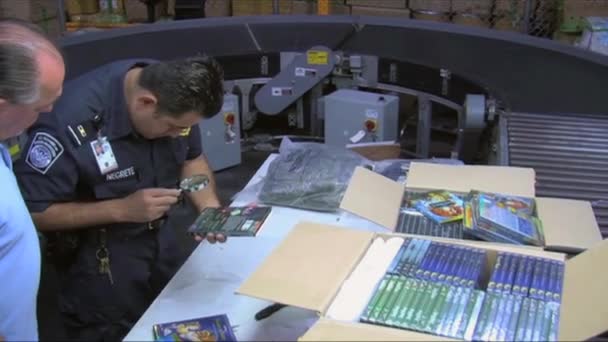 Agenten grijpen nep Disney Dvd's — Stockvideo