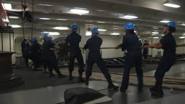 Моряки на борту военно-морского корабля — стоковое видео