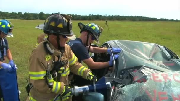 Brandmän praktiken svarar på en bil vrak — Stockvideo