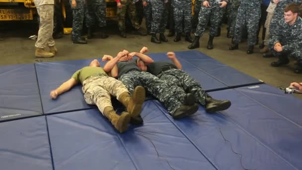 Mariniers en matrozen zijn tasered — Stockvideo