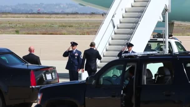 Presidente Obama aborda avión — Vídeo de stock