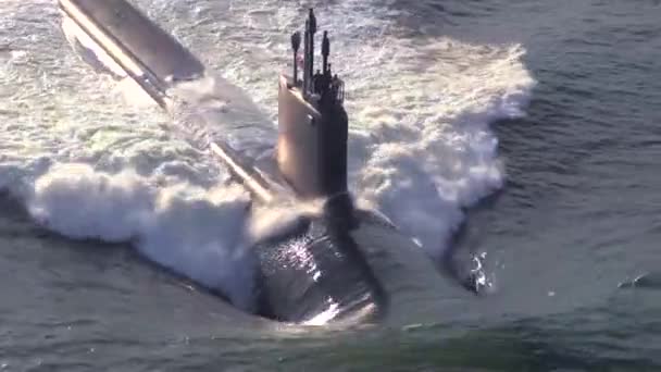 Submarino en movimiento en el mar — Vídeo de stock