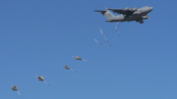 Paraquedistas saltam de um C-17 — Vídeo de Stock