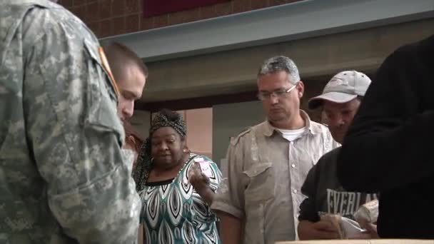 Tropas da Guarda Nacional distribuem comida — Vídeo de Stock