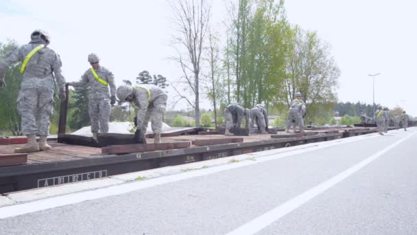 Roda militer dimuat ke gerbong kereta — Stok Video