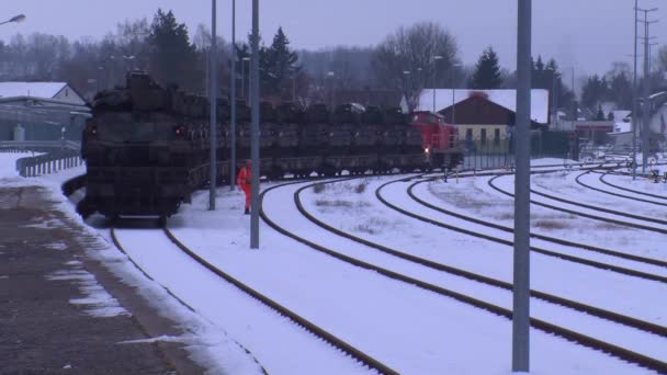 Gli ingranaggi militari viaggiano in treno attraverso l'Europa — Video Stock