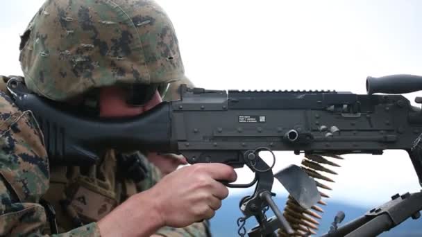 Des soldats participent à des exercices de tir réel — Video