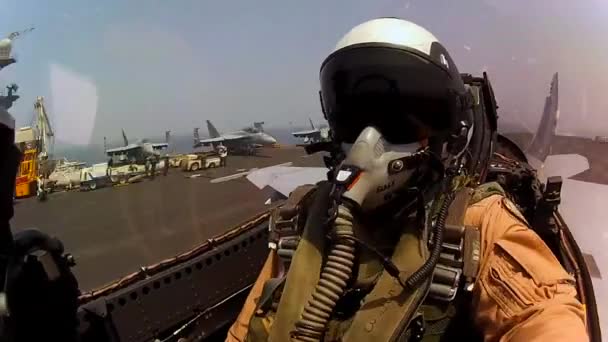 Aviones de combate a reacción aterrizando en un portaaviones — Vídeo de stock