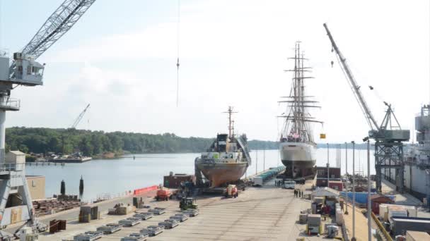 Tall segelfartyg sätts i torrdocka — Stockvideo