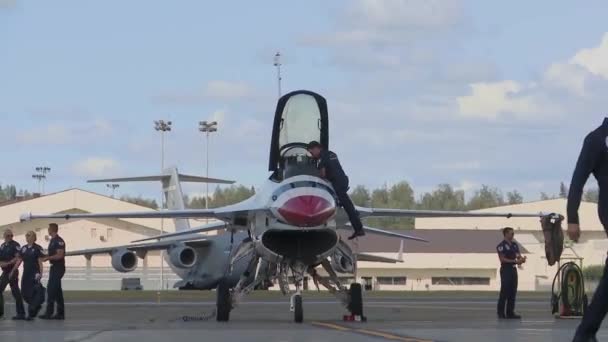 Members of the Thunderbirds fighter stunt team — Stock Video