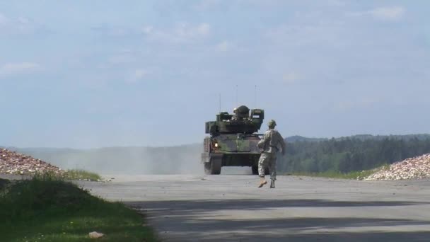 Движение танка M1 Abrams — стоковое видео