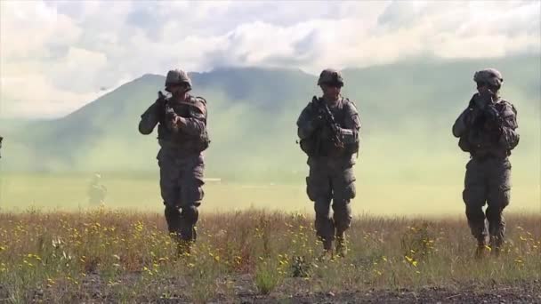 Soldaten üben das Abfeuern ihrer Waffen — Stockvideo