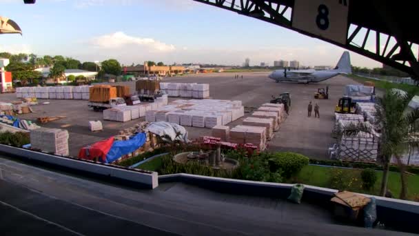 Flughafen und Luftwaffenstützpunkt in Tacloban — Stockvideo