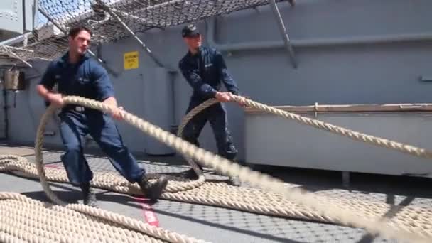 Matrosen an Bord eines Marineschiffs — Stockvideo