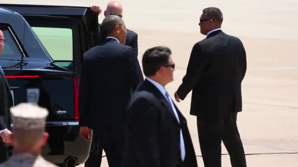 Präsident Obama winkt Bewunderern zu — Stockvideo