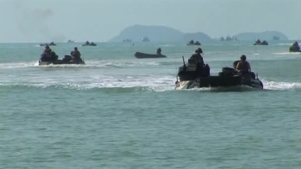 Les marines pratiquent un assaut amphibie à l'atterrissage — Video