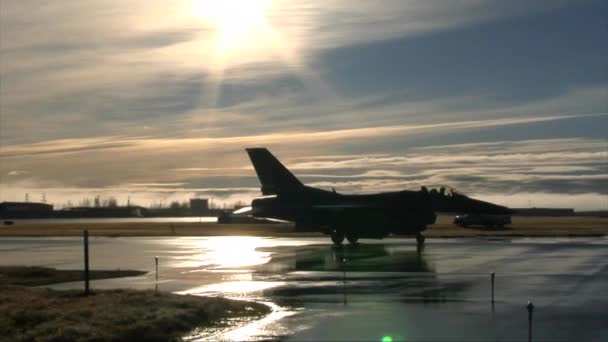 Jet αεροσκάφος προετοιμάζεται για να λάβει μακριά — Αρχείο Βίντεο