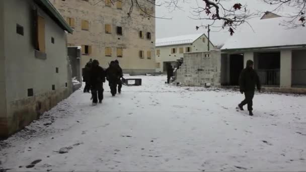 Comandos dos fuzileiros navais dos EUA se movem na neve — Vídeo de Stock