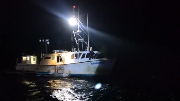 Pessoa a ser salva de um barco de pesca — Vídeo de Stock